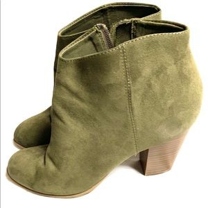 Size 10 green boots